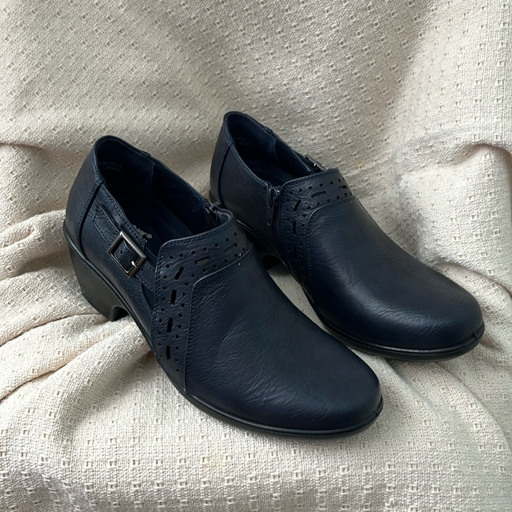 NWOT Easy Street Heeled Shoes